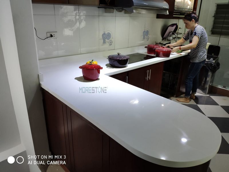 Bảng đá ốp màu trắng đẹp sẽ góp phần tạo nên sự sang trọng và thoáng mát trong không khí phòng bếp của mỗi gia đình.